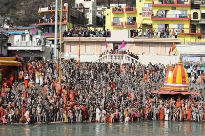 Maha Shivratri 2021: Tens of Thousands of Hindu Devotees Take Holy Plunge in Ganges