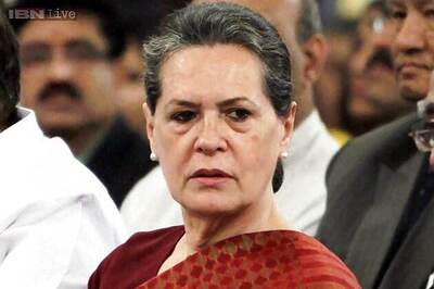 Sonia Gandhi asks Tamil Nadu Congress to shun groupism
