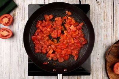 How to Reduce Acid in Tomato Dishes