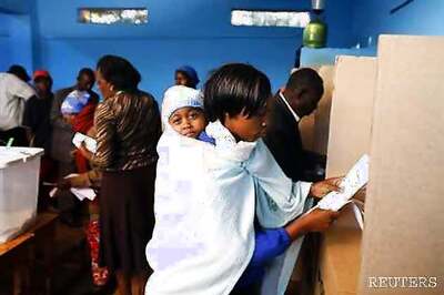 Uhuru Kenyatta takes early lead as Kenya counts votes