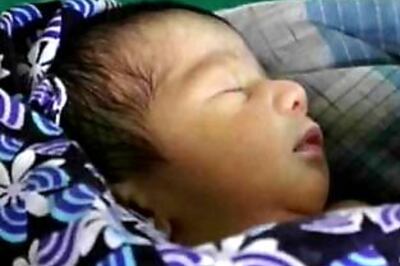 Mother jumps from running train to save newborn