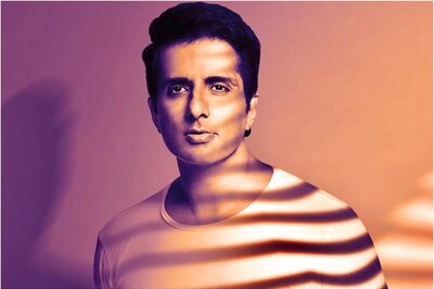 Sonu Sood Sends 300 Migrants Home For Ganesh Chaturthi