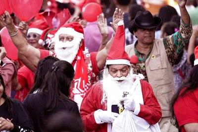 Covid Concerns Fail to Dampen Christmas Spirit, People Throng Markets, Churches in Delhi