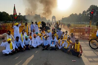 Tractor Set on Fire Near Delhi's India Gate to Protest Farm Bills in Major Security Breach
