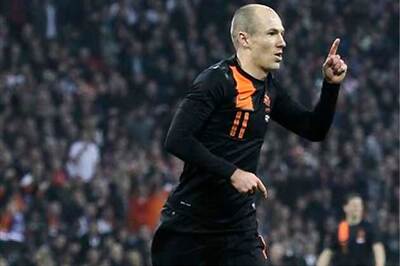Robben's double gives Dutch win over Eng