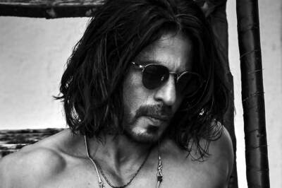 Shah Rukh Khan's Latest Shirtless Photo Will Leave You Gasping For Breath, Fans React To Viral Pic