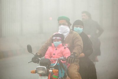 South Asia Smog Disrupts Travel, Sickens Thousands in Pakistan
