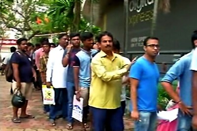 Reliance Jio 4G Launch: Long Queues on Day 1; Fast Data is Showstopper