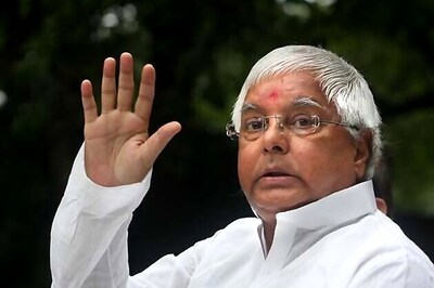Hearty and cheerful Lalu Prasad walks out of Mumbai hospital