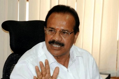 BJP’s Sadananda Gowda Meets HRD Minister, Demands Autonomy for Kannada Development Authority