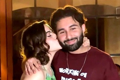 Urfi Javed Kisses Orry, He Agrees To Marry Her and Says 'Kaun Nahi Karega' | Watch Viral Video