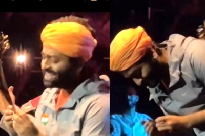 Arijit Singh Trolled For Cutting His Nail During Concert, Netizens Say 'Do It Backstage' | Watch