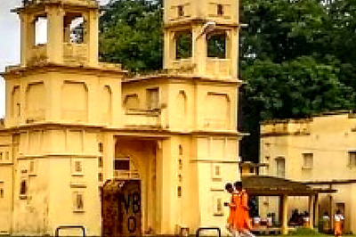 Visva-Bharati Students Stop Vice Chancellor's Car, Deny Searching it