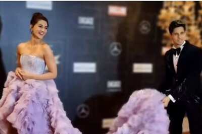 Sidharth Malhotra Holds Train of Kriti Sanon's Dress, Fans Say 'Kiara Bhabhi will Get Jealous'