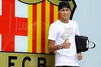 Neymar arrives in Barcelona to complete deal