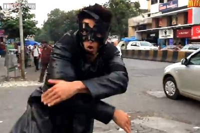 Ranveer Singh accepts Hrithik Roshan's 'Bang Bang' dare; dances to his hit song in the middle of the road!