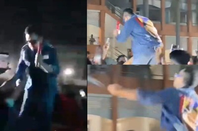 Angry Aditya Narayan Hits Fan, Snatches Phone and Throws It Away During Concert; Video Goes Viral