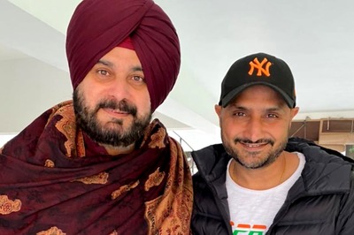 Harbhajan Singh to Join Congress? Navjot Sidhu’s Twitter Post With Star Cricketer Sets Tongues Wagging