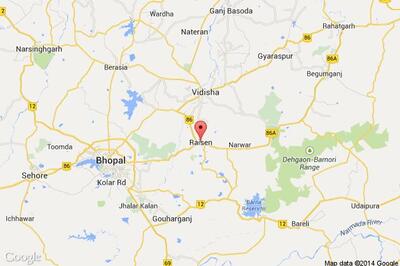 Two killed while crossing railway tracks, 1-year-old baby survives