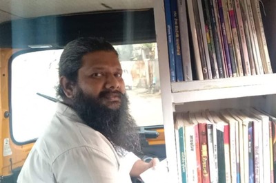 Flip Through Book While In Traffic, Pune Rickshaw Driver’s Brilliant Idea Rescues People From Boredom