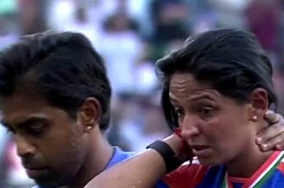 Harmanpreet Kaur Injures Neck in Bizarre Incident, Leaves the Field in Pain Before India Beat Pakistan: WATCH